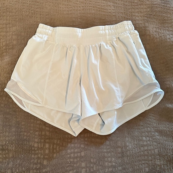 Lululemon Hotty Hot 4” Short in dusty blue in size 6. - Picture 1 of 3